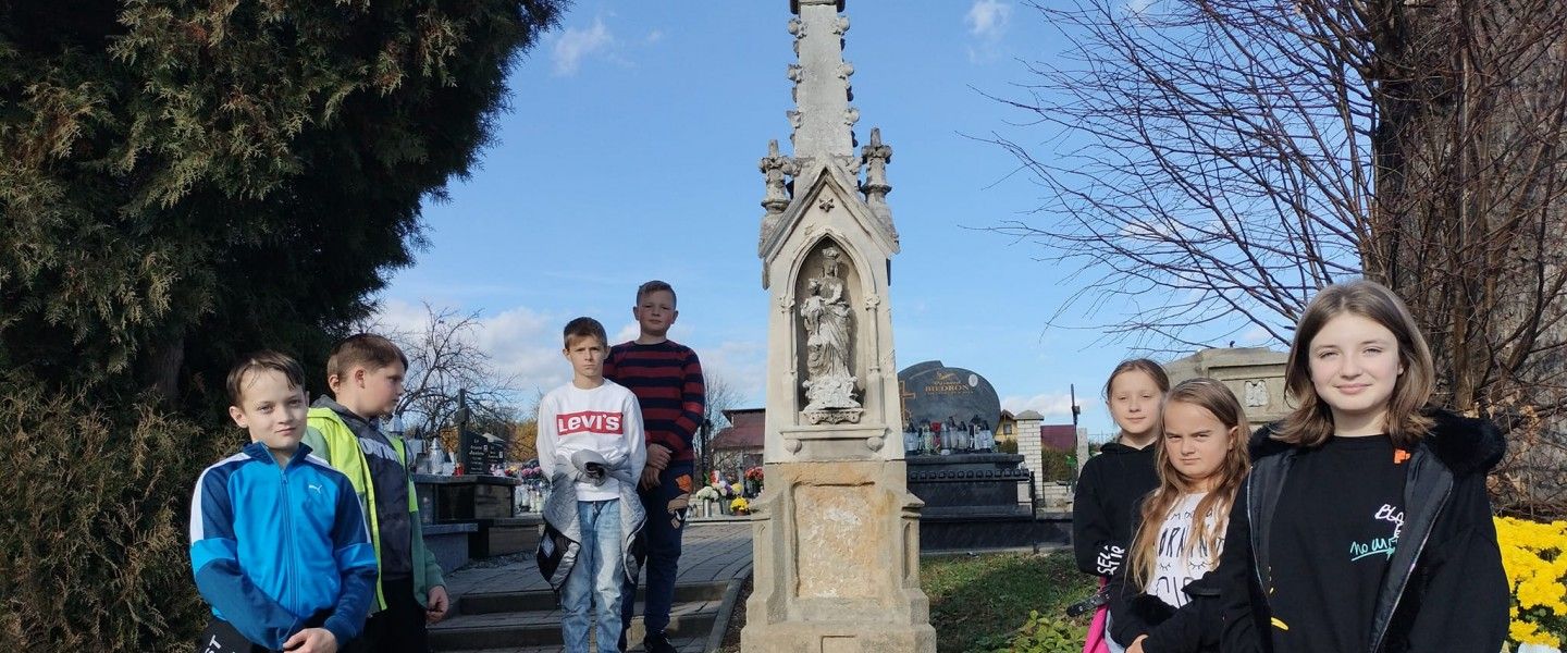 „Szkoła pamięta” -zaduszkowy spacer po przyszowskim cmentarzu.