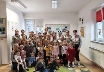 Wizyta harcerzy w Niepublicznym Przedszkolu Integracyjnym Chatka Małego Skrzatka w Przyszowej