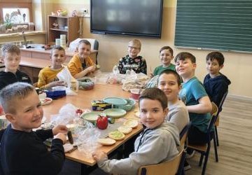 Zdrowe śniadanie w klasie drugiej